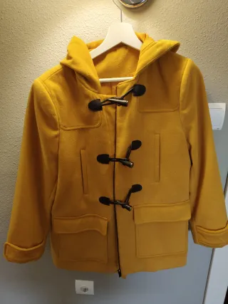 Chaquetón amarillo mostaza con capucha