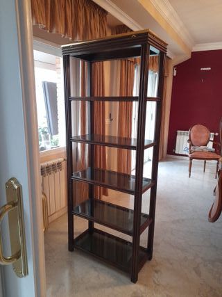 Estantería madera maciza cristal adornos dorados