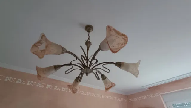 Lámpara de araña de cristal y metal