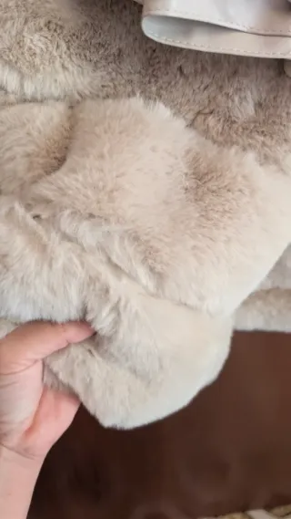 Cappotto pelliccia beige con cintura e cappuccio