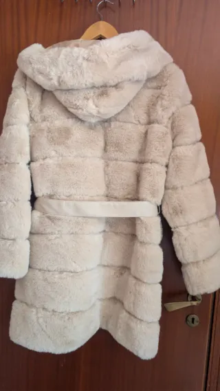 Cappotto pelliccia beige con cintura e cappuccio
