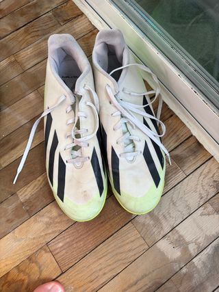 Zapatillas de fútbol Adidas blancas y verdes