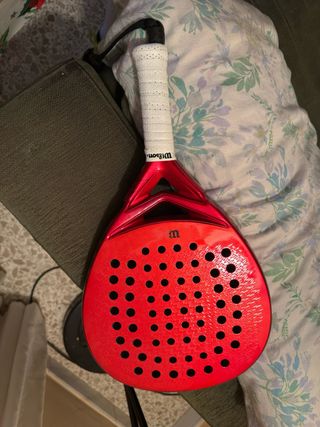 Pala de pádel Wilson roja