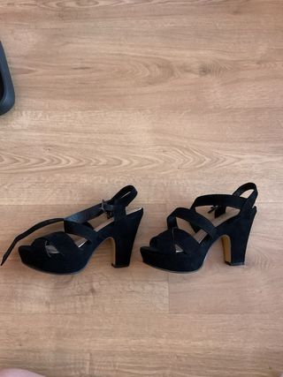 Tacones negros de tiras
