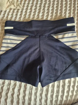 Short deportivo Oysho azul y blanco