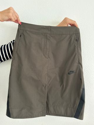 Falda Nike Deportiva Marrón y Negra