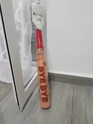 Bate de plástico beige y rojo. Disfraz Harley Quee