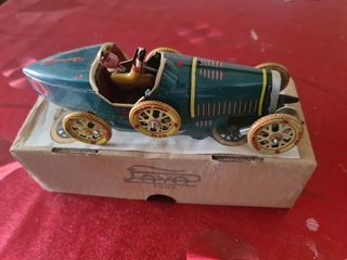 Coche de hojalata antiguo