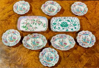 Set di piatti e vassoi decorati