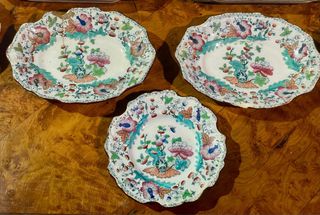 Set di piatti e vassoi decorati