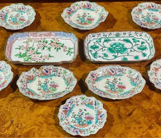 Set di piatti e vassoi decorati