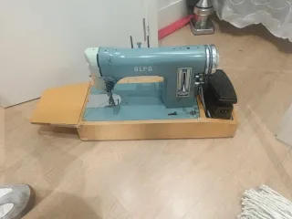Máquina de coser Alfa antigua