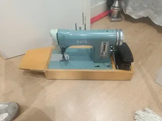 Máquina de coser Alfa antigua