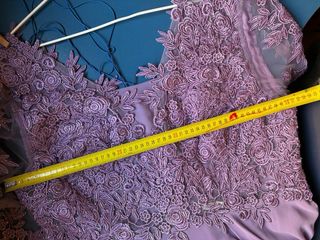 Vestido de fiesta morado. 