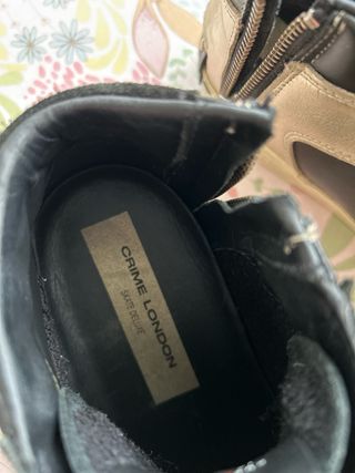 Zapatillas Crime London negras y doradas T40
