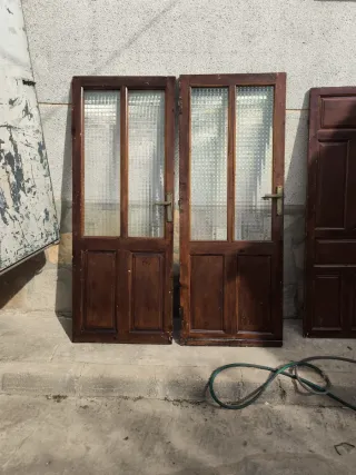 Puertas antiguas de madera con cristal