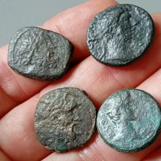 ≡ Lote 2 Monedas Antiguas Griegas y 2 Romanas 