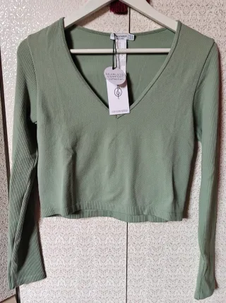 Camiseta crop manga larga verde Stradivarius nueva