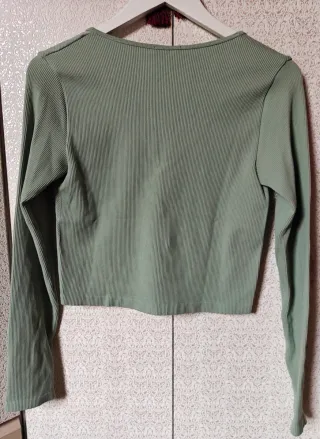 Camiseta crop manga larga verde Stradivarius nueva