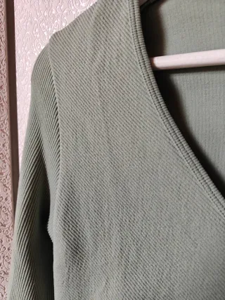 Camiseta crop manga larga verde Stradivarius nueva
