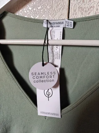 Camiseta crop manga larga verde Stradivarius nueva