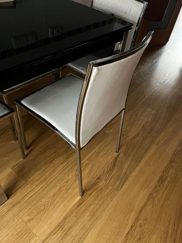 Mesa de comedor negra y 4 sillas