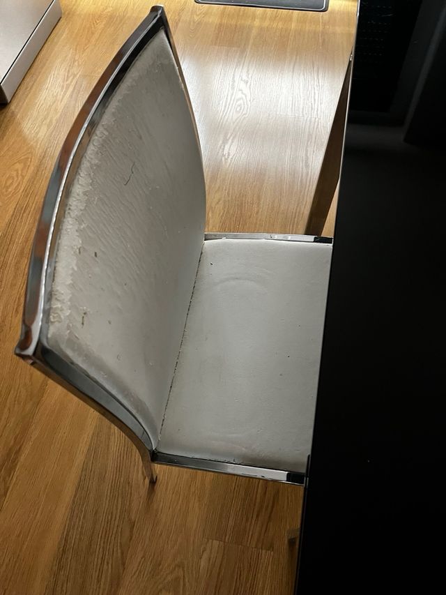 Mesa de comedor negra y 4 sillas