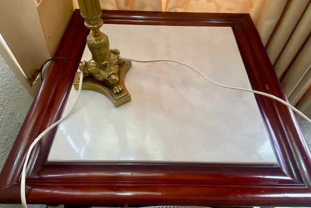 Mesa de madera con tablero de mármol