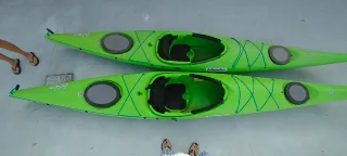 Kayak verde con orza