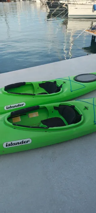 Kayak verde con orza