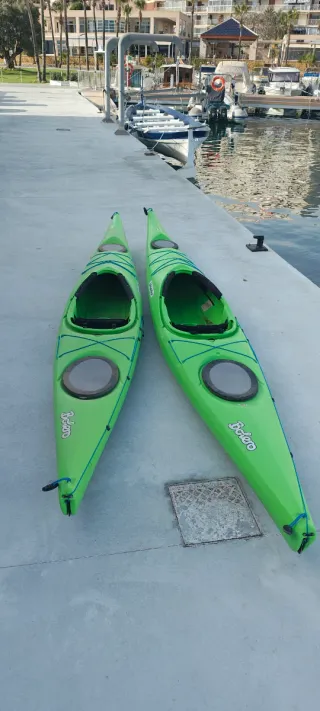 Kayak verde con orza