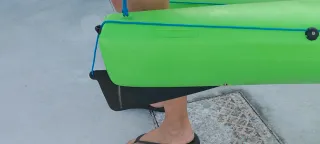Kayak verde con orza