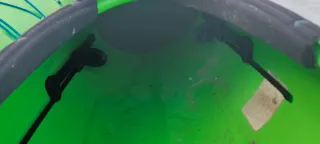 Kayak verde con orza