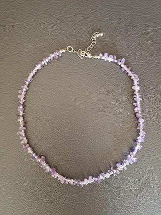 Collar piedrecitas lilas 
