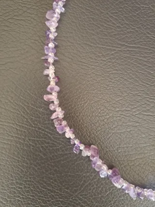 Collar piedrecitas lilas 