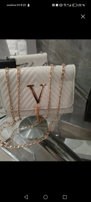 Bolso blanco con cadena dorada