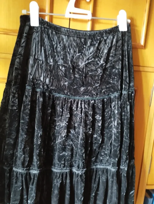 Falda larga ,media pierna,negra de terciopelo