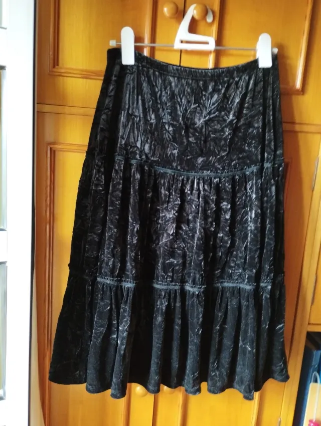 Falda larga ,media pierna,negra de terciopelo