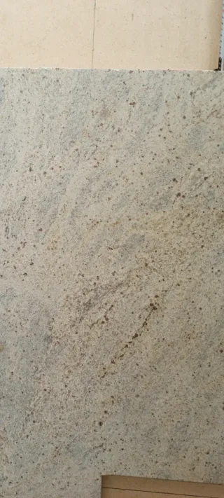 Mármol tropical marfil/grisáceo.
