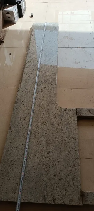 Mármol tropical marfil/grisáceo.