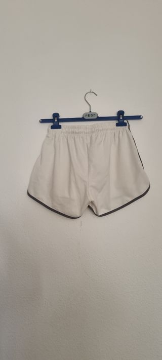 Pantalón corto deportivo blanco con ribete