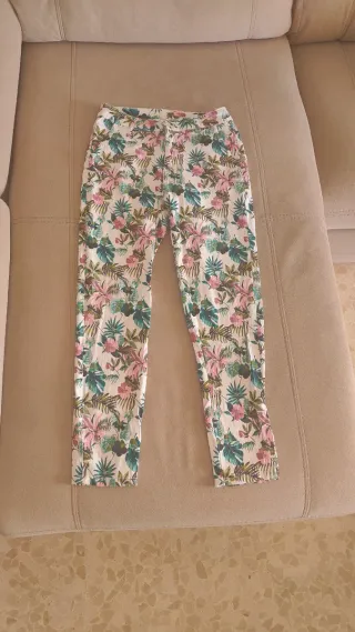 Pantalón chino estampado floral