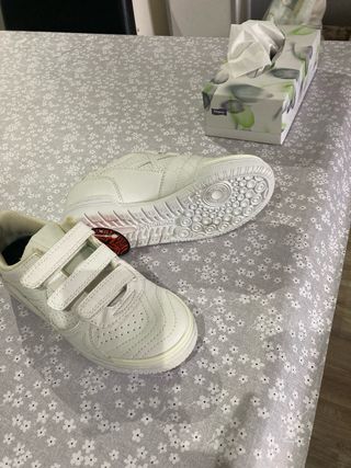 Zapatillas Munich niño/a blancas velcro
Talla 34