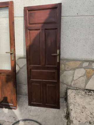 Puerta antigua de madera oscura