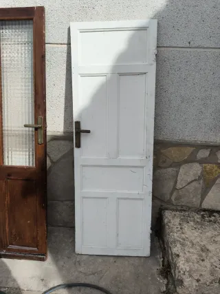 Puerta antigua de madera oscura