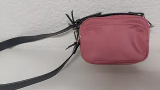 Bandolera impermeable Stradivarius rosa