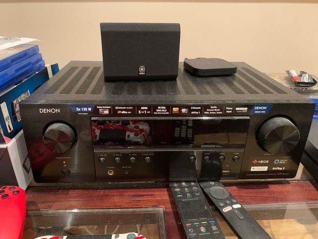 Proyector blanco más pantalla y altavoces