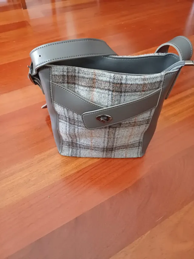 Bolso de tela y piel gris