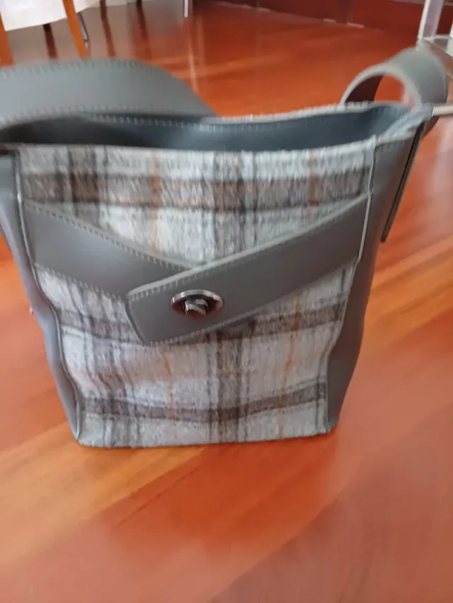 Bolso de tela y piel gris