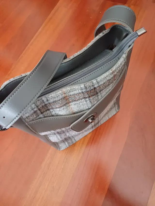 Bolso de tela y piel gris
